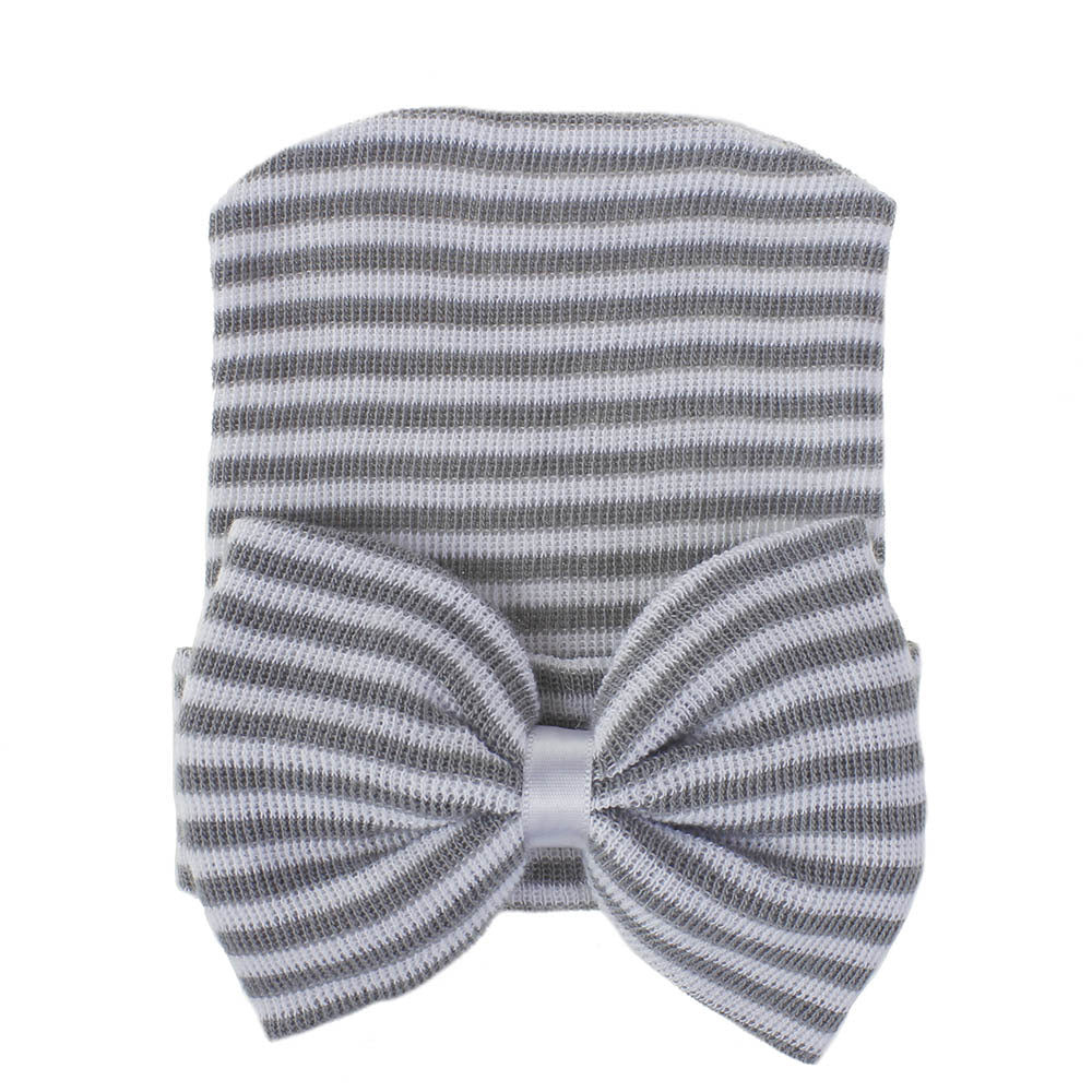 Bonnet de bébé tricoté avec noeud mignon