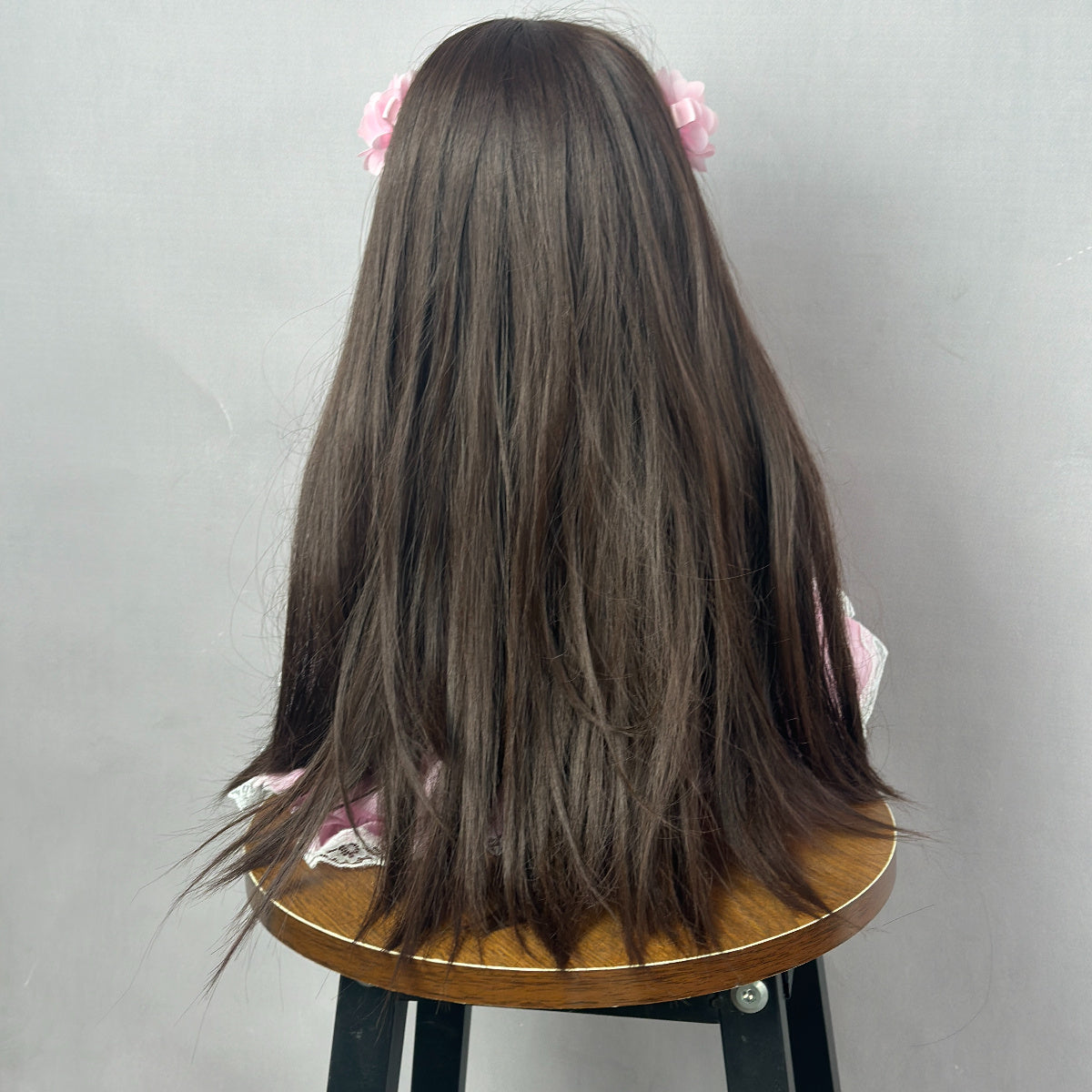 Poupée Reborn Betty de 55 cm yeux ouverts cheveux longs bruns robe rose