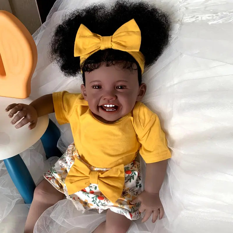 Poupée Reborn afro-américaine Mila de 60 cm aux cheveux bouclés et souriants