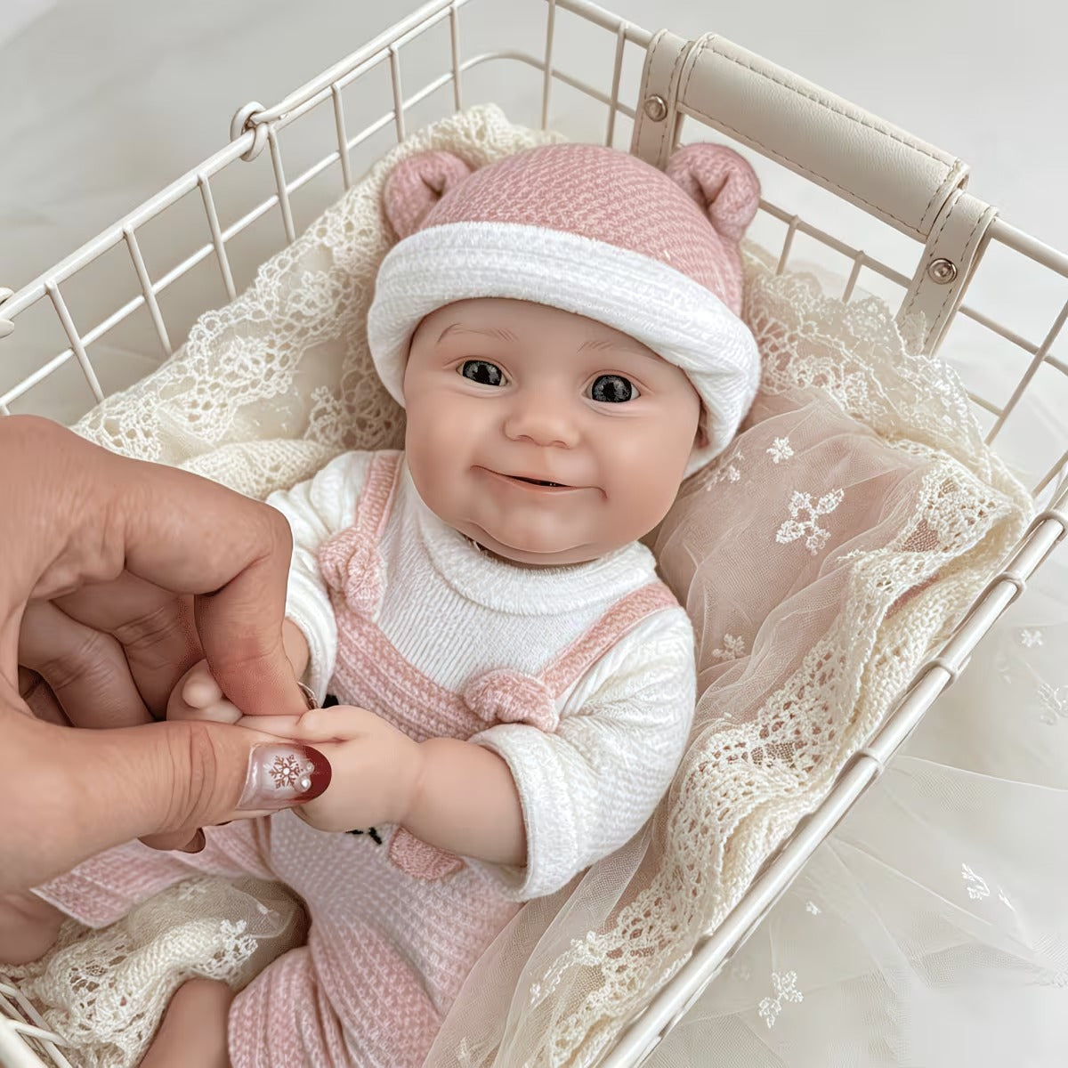 Bébé reborn Maddie Smile de 30 cm en silicone intégral vêtue d'une tenue d'ours rose