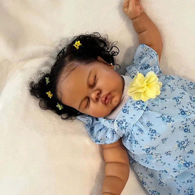 Bébé reborn câlin de 60 cm yeux fermés peau foncée en robe fleurie - Pickle
