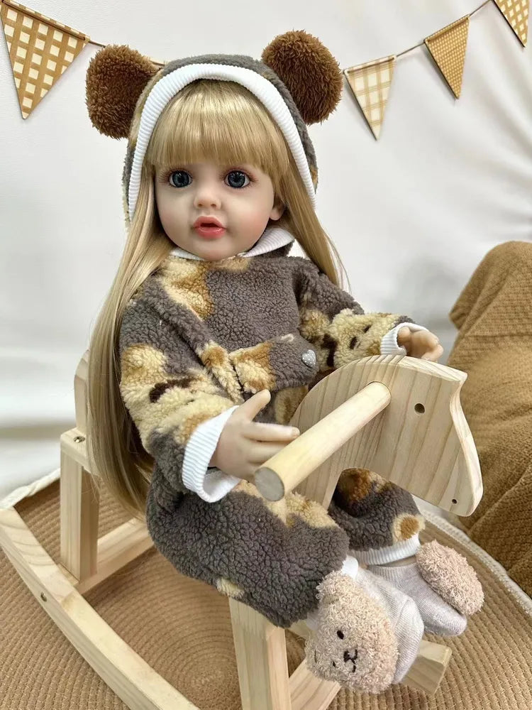 Bébé fille reborn aux cheveux longs et aux yeux ouverts de 55cm vêtue d'une combinaison en peluche - Betty