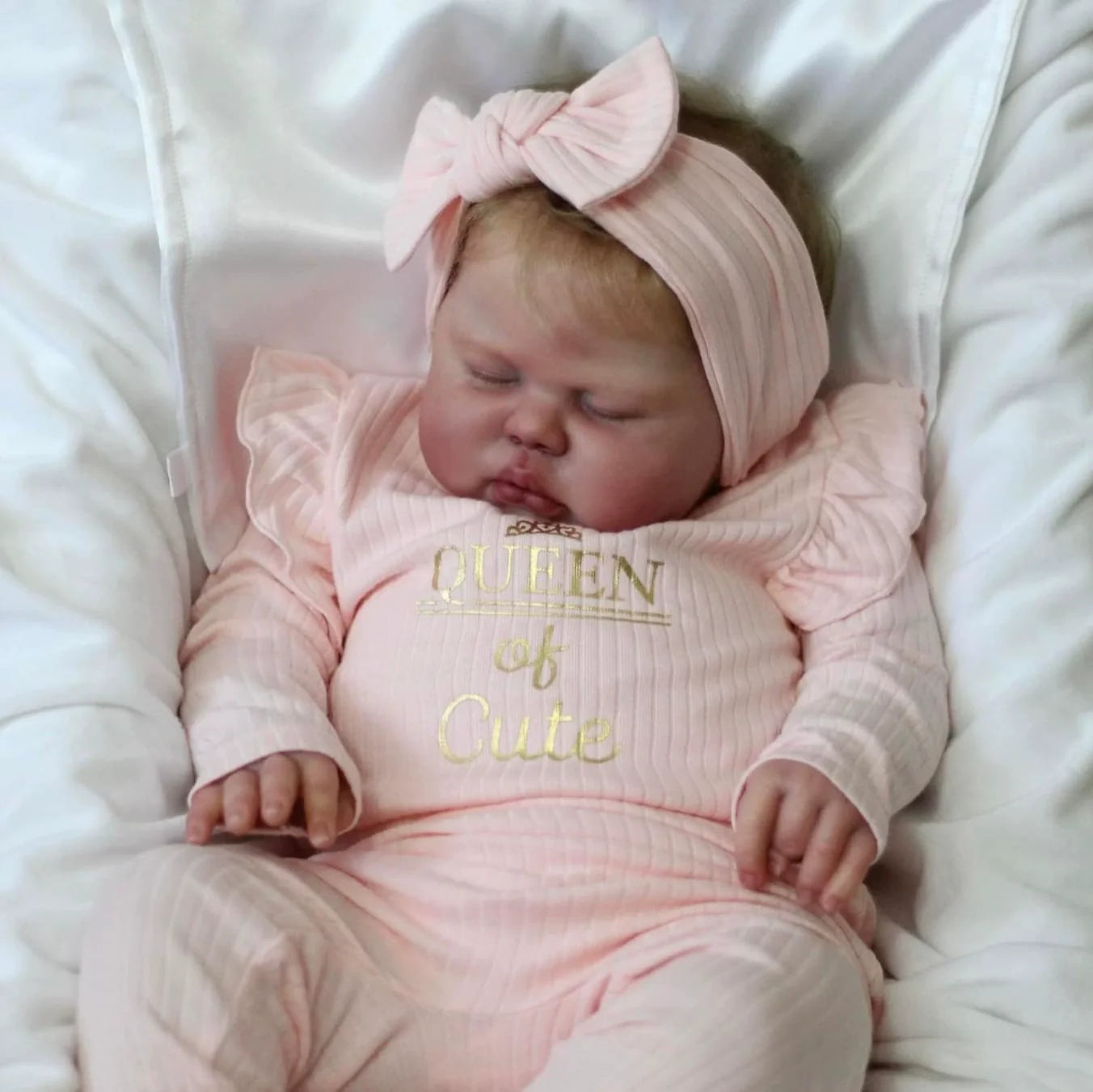 Poupée Reborn Pickle de 60 cm yeux fermés vêtements roses