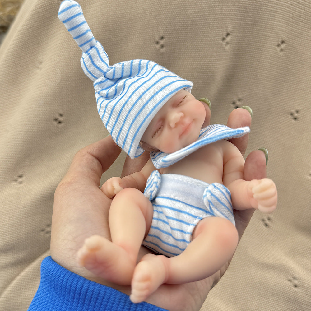 Poupée reborn miniature Pascale de 15 cm yeux fermés en silicone vêtue d'une tenue à rayures bleues