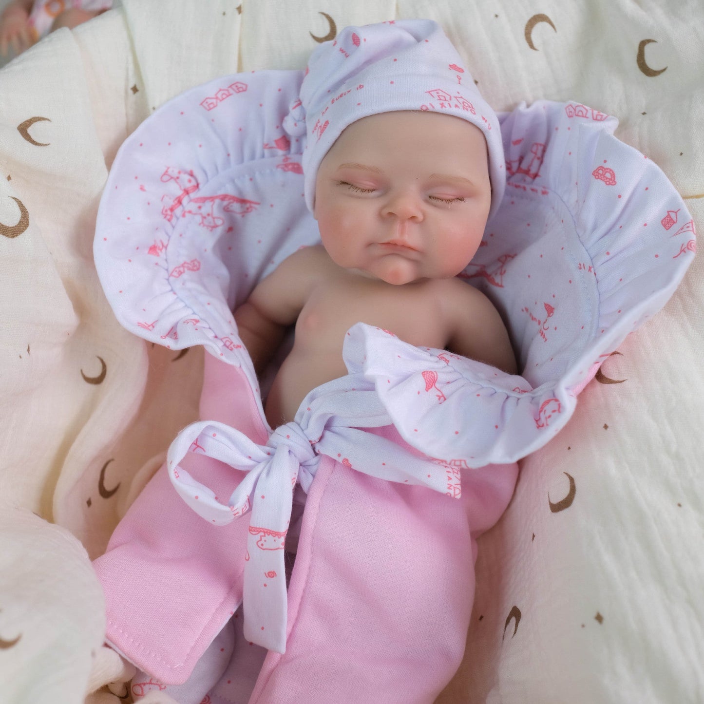 Bébé reborn Peaches en silicone de 30 cm yeux fermés petite fille
