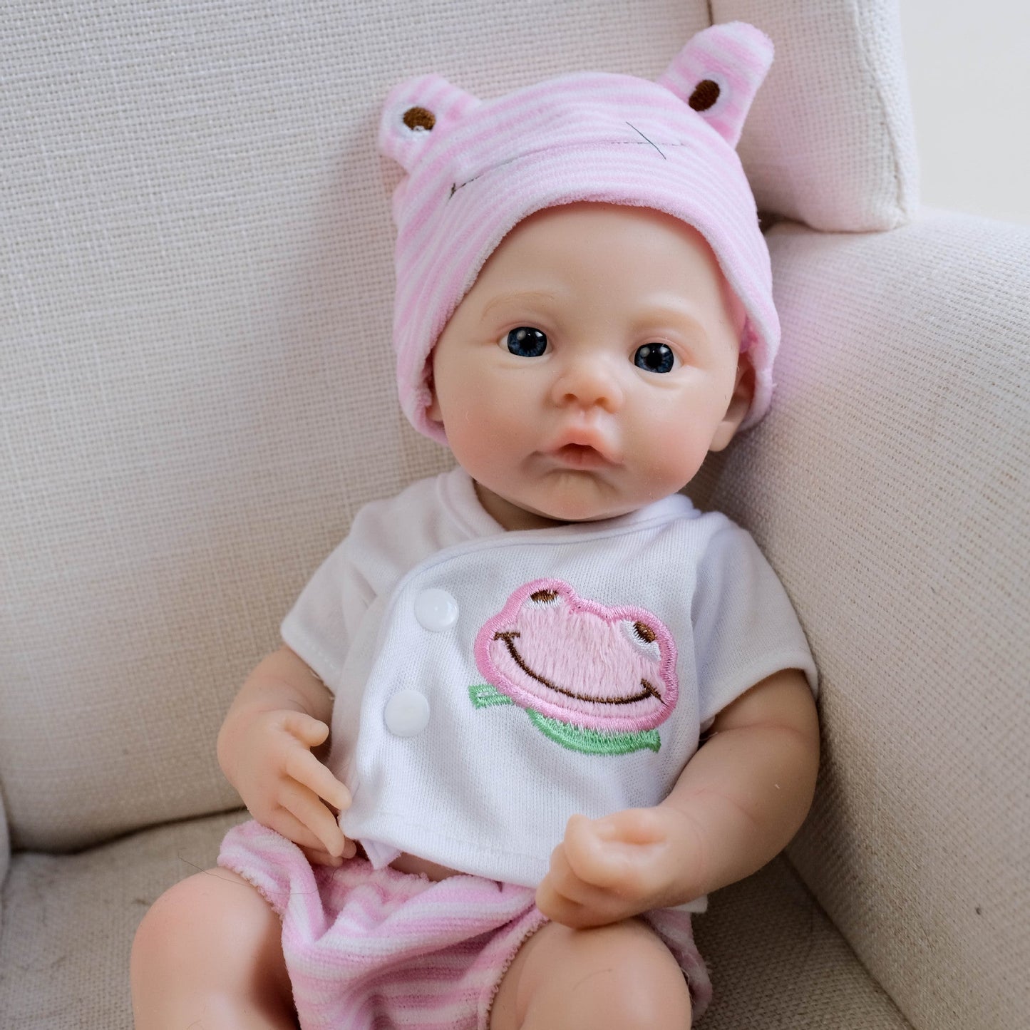 Bébé reborn de 30 cm en silicone souple yeux bleus fille vêtue de vêtements roses