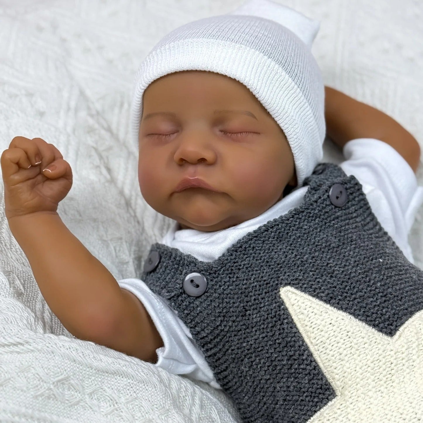 Bébé Reborn Levi Perry de 45cm yeux fermés peau foncée corps doux