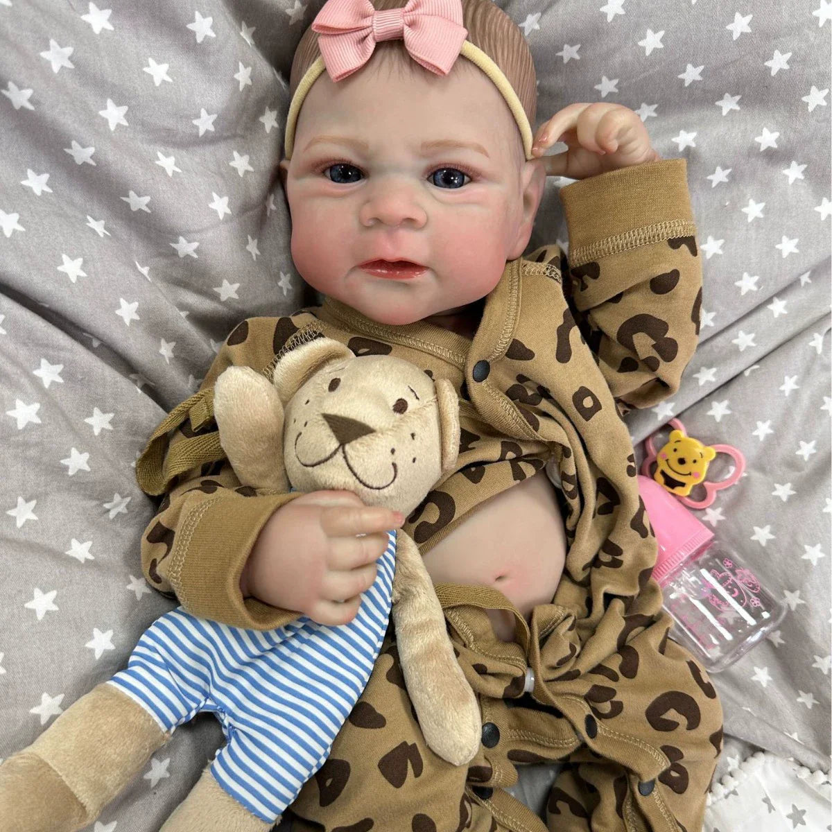 Bébé fille reborn de 50 cm yeux ouverts en tenue léopard - Elijah