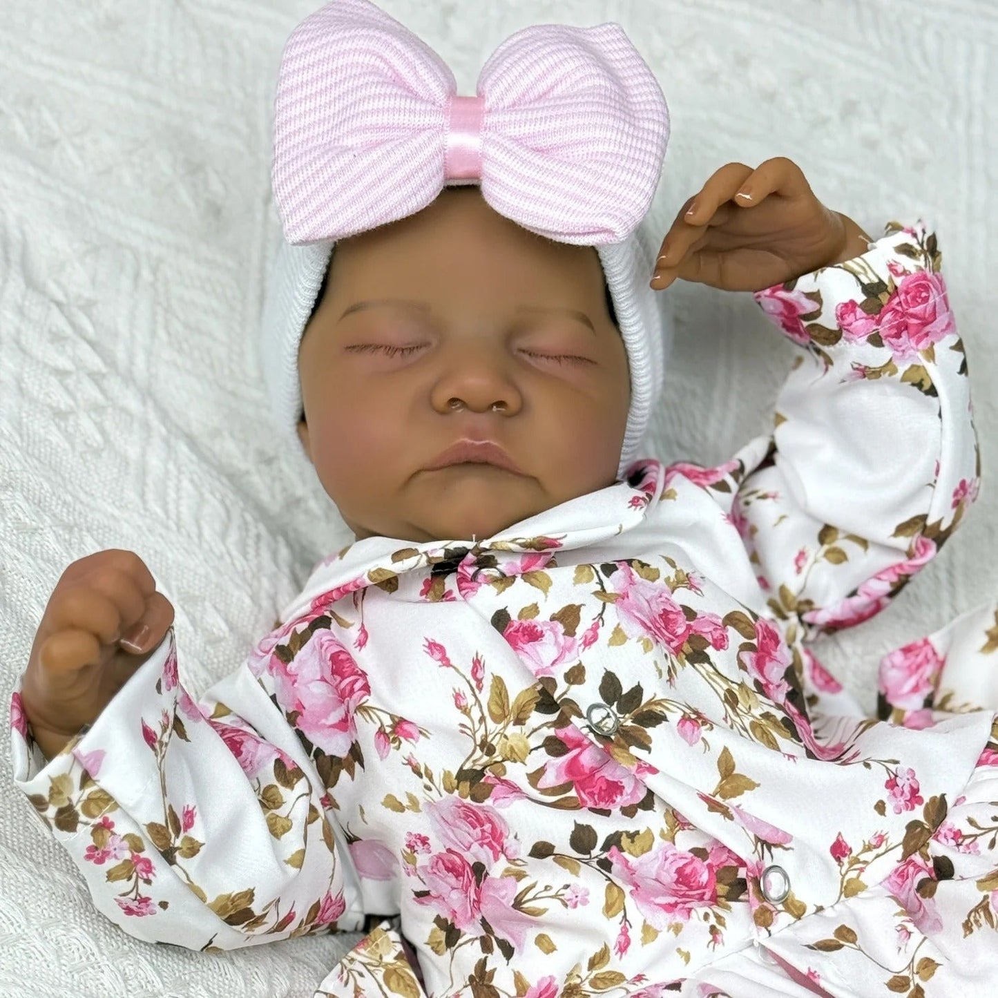 Bébé Reborn Elsie Levi 45cm yeux fermés peau foncée corps doux