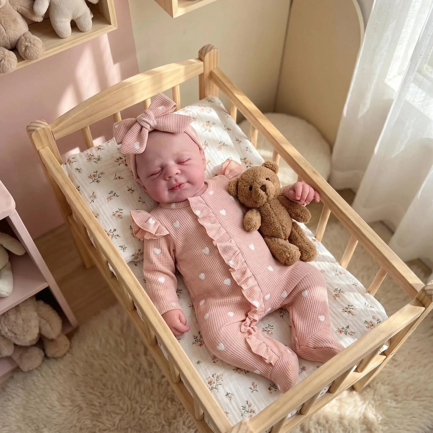 Poupée reborn Pascale endormie 45 cm entièrement en silicone extensible vêtue d'une barboteuse rose à imprimé cœurs