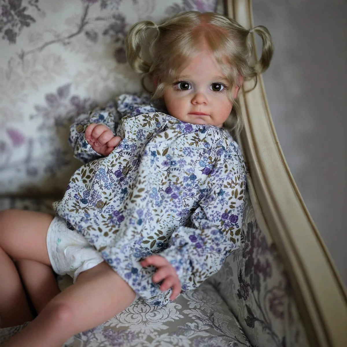 Poupée Reborn Maggie blonde aux yeux ouverts de 60 cm vêtements à fleurs