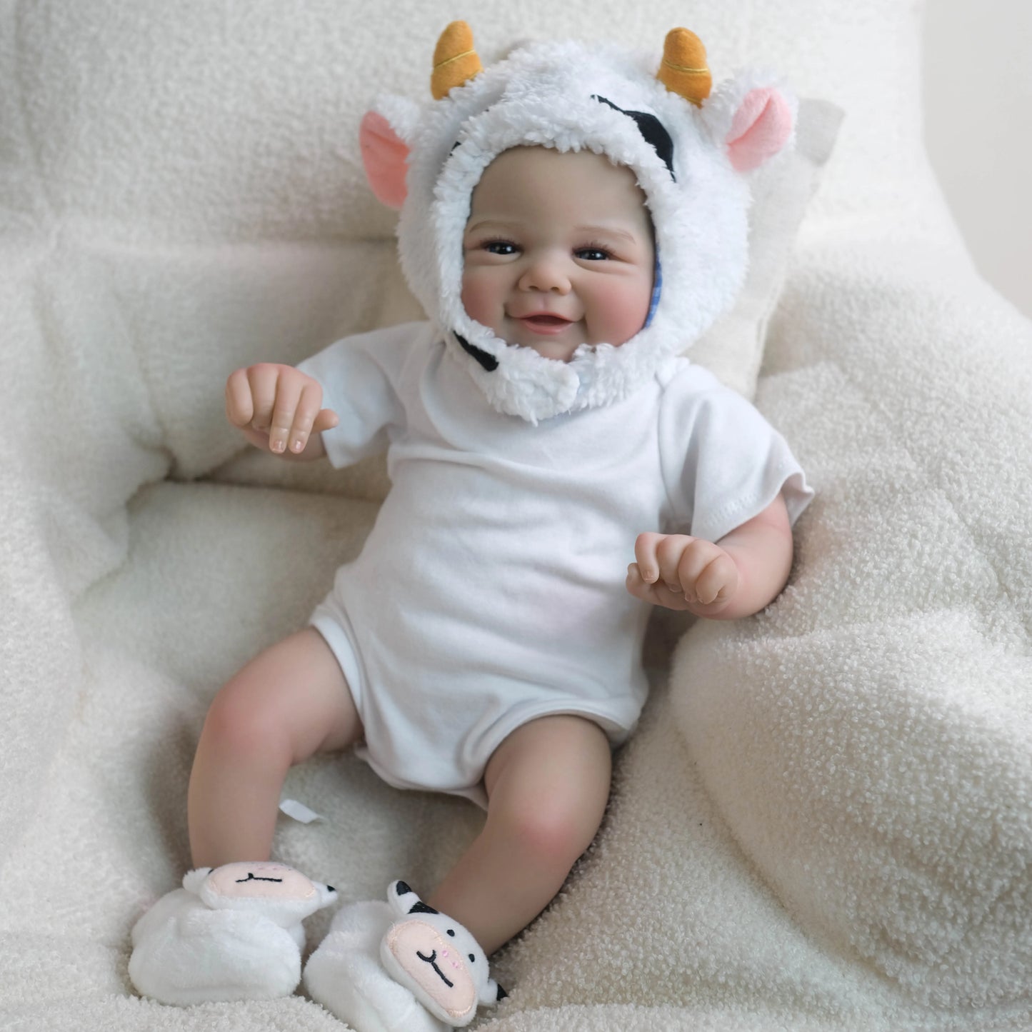 Poupée reborn Vivienne de 48 cm (19 pouces) yeux ouverts vêtue de vêtements blancs