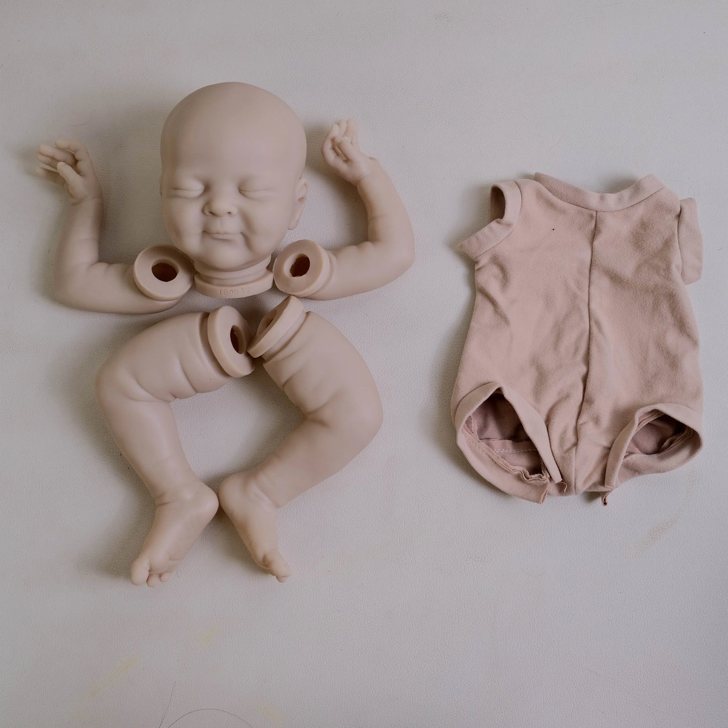 Kit de poupée reborn Olivia de 48cm (19 pouces) yeux fermés non peinte