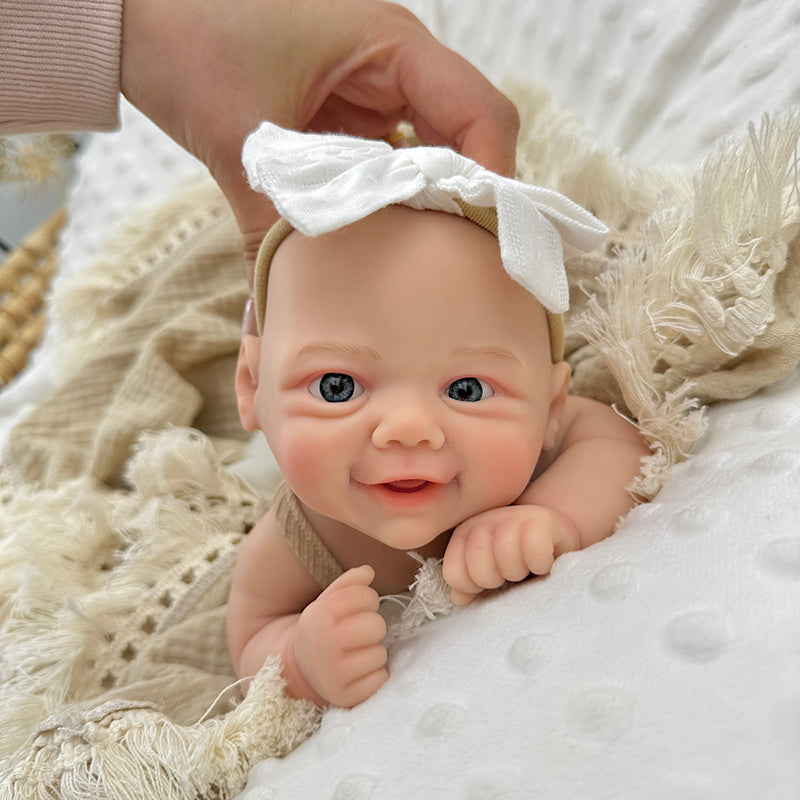 Poupée reborn Vivienne de 30 cm en silicone souple vêtue d'une robe couleur café