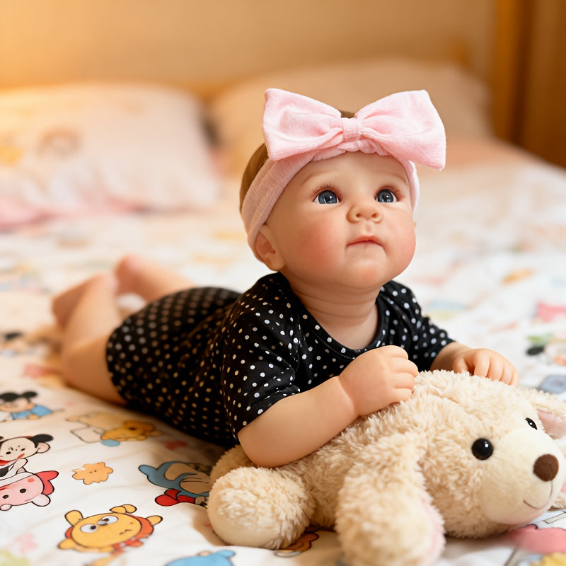 Bébé reborn Bettie 48 cm yeux ouverts vêtue de vêtements à pois noirs