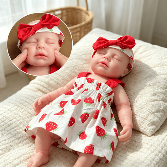 Bébé reborn Loulou de 30cm entièrement en silicone yeux fermés en robe fraise