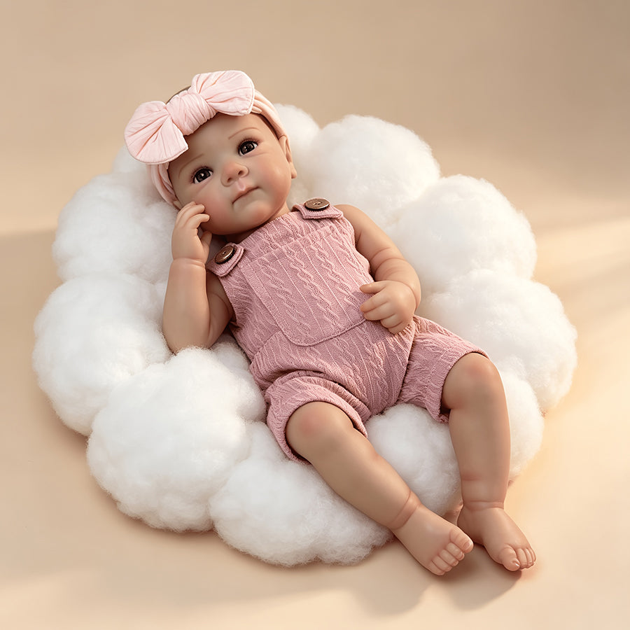 Bébé reborn Bettie 45 cm yeux bleus en salopette rose