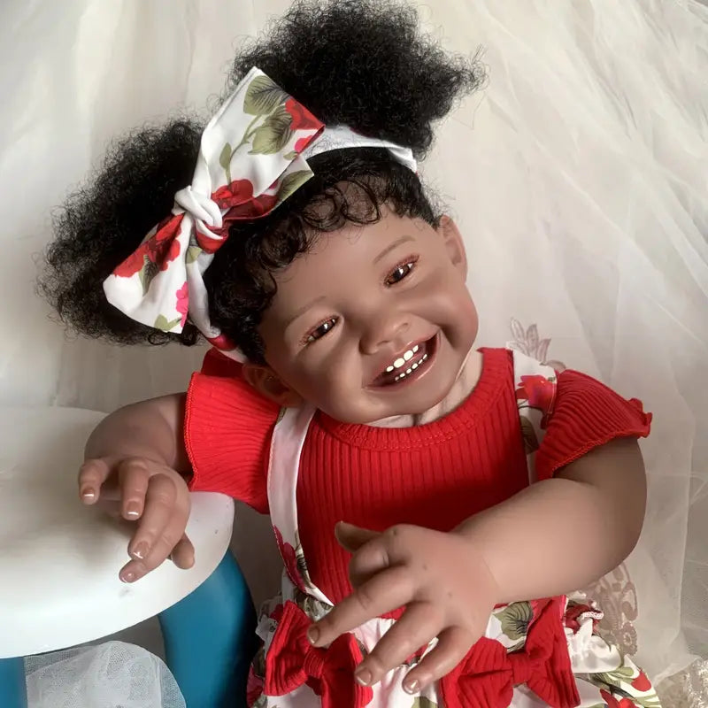 Poupée Reborn afro-américaine Mila de 60 cm corps souple et souriant