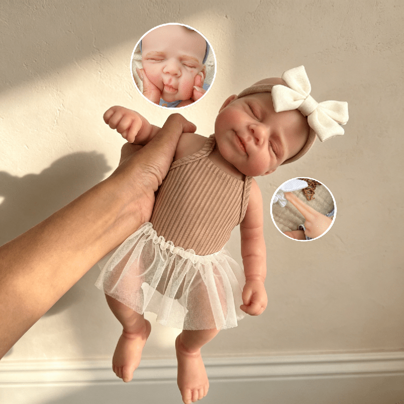 Poupée reborn Pascale en silicone de 30 cm endormie vêtue d'une robe marron