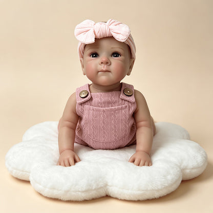 Bébé reborn Bettie 45 cm yeux bleus en salopette rose