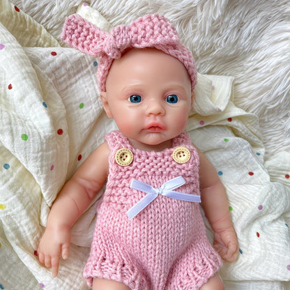 Bébé reborn fille de 30 cm en silicone vêtue d'une salopette rose tricotée