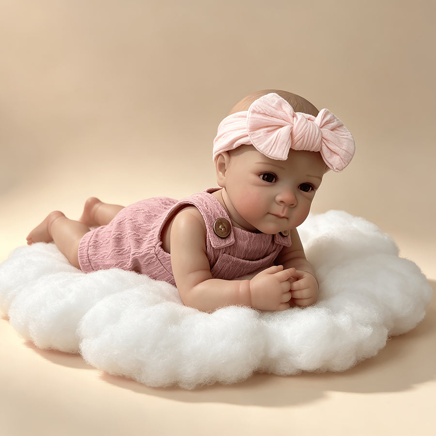 Bébé reborn Bettie 45 cm yeux bleus en salopette rose