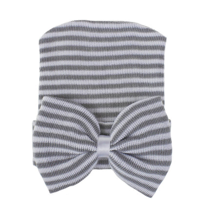 Bonnet de bébé tricoté avec noeud mignon