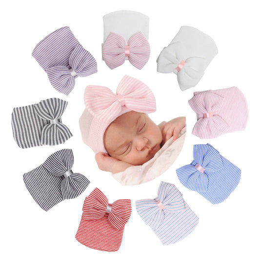 Bonnet de bébé tricoté avec noeud mignon