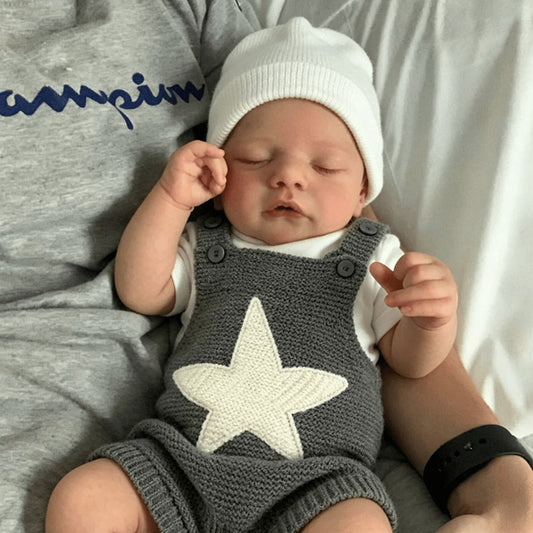 Poupée reborn Sam de 48 cm (19 pouces) yeux fermés vêtue de tenues grises à étoiles