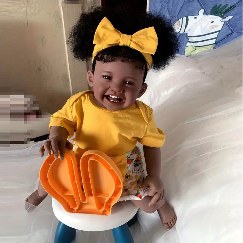 Poupée Reborn afro-américaine Mila de 60 cm aux cheveux bouclés et souriants