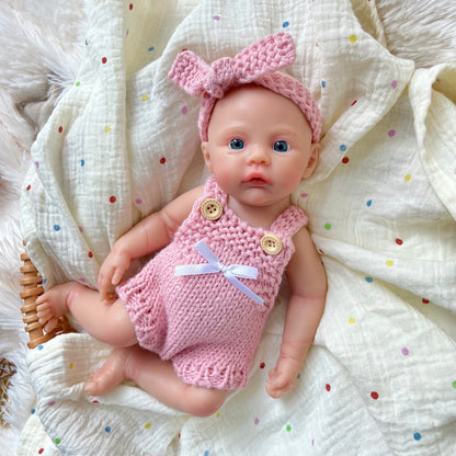 Bébé reborn fille de 30 cm en silicone vêtue d'une salopette rose tricotée