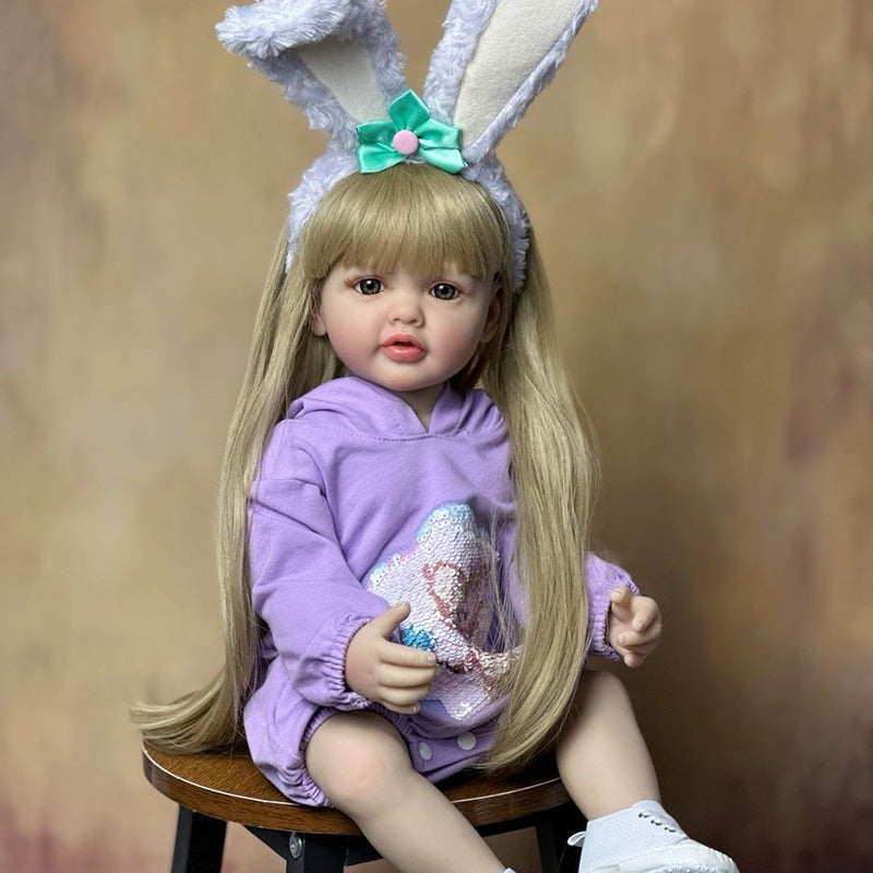 Bébé reborn de 55 cm yeux ouverts longs cheveux vêtue de vêtements violets et d'un serre-tête à oreilles de lapin - Betty