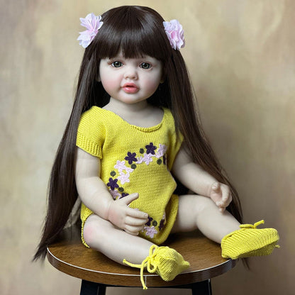 Bébé reborn Betty 55 cm cheveux longs vêtue de vêtements jaunes