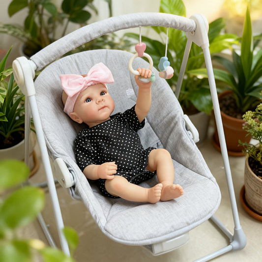 Bébé reborn Bettie 48 cm yeux ouverts vêtue de vêtements à pois noirs