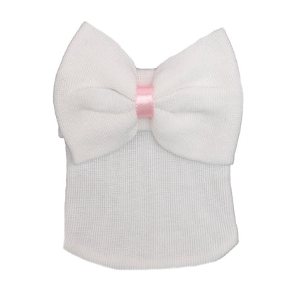 Bonnet de bébé tricoté avec noeud mignon