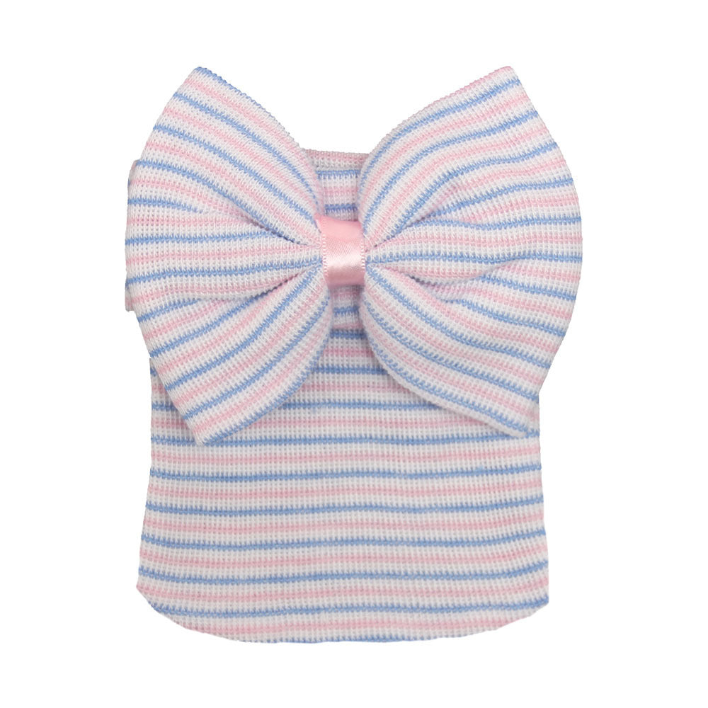 Bonnet de bébé tricoté avec noeud mignon
