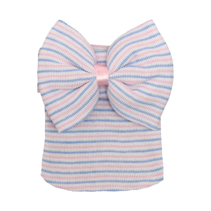 Bonnet de bébé tricoté avec noeud mignon