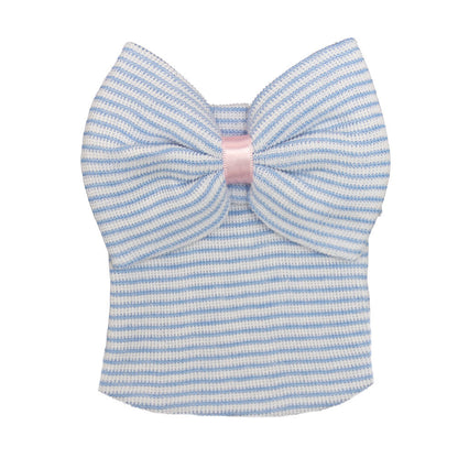 Bonnet de bébé tricoté avec noeud mignon
