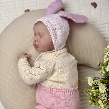 Poupée reborn Loulou endormie de 50 cm fille vêtue de vêtements et d'un chapeau roses