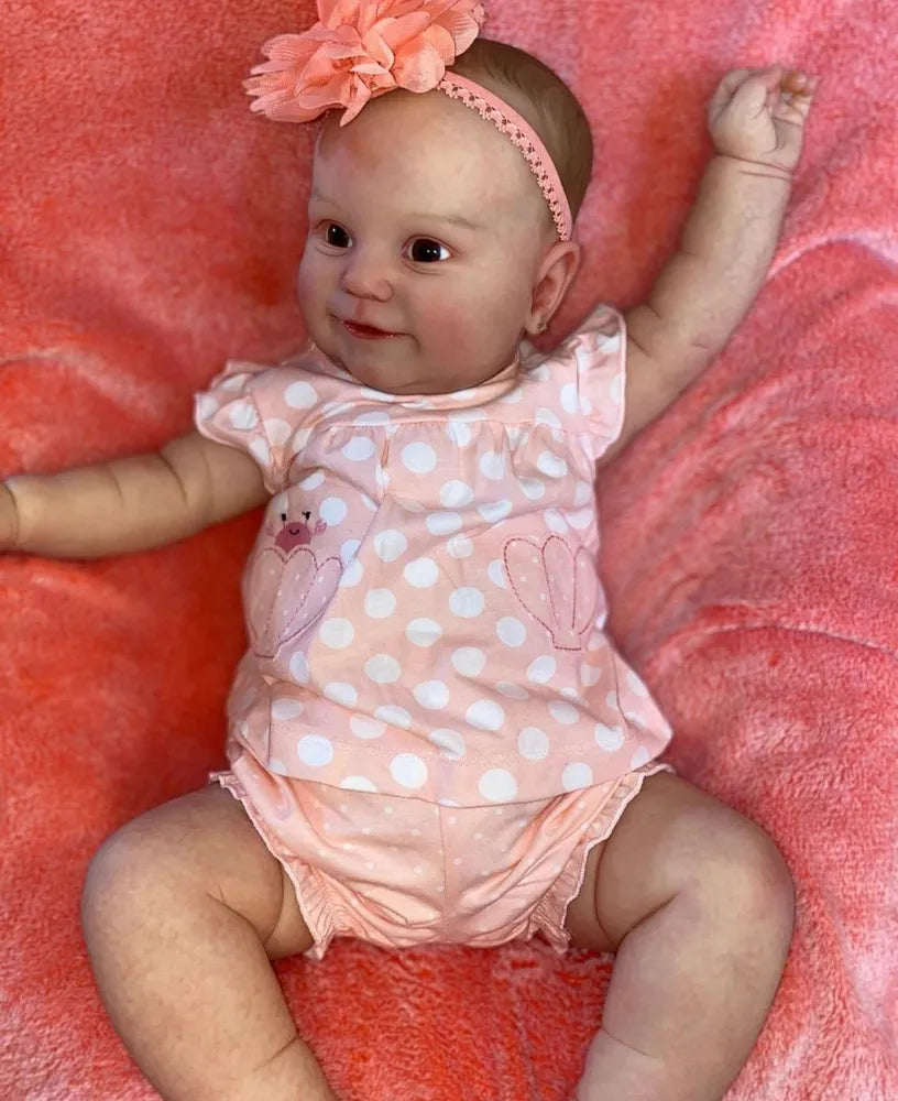 Poupée reborn Maddie corps souple de 60 cm yeux ouverts vêtue d'une robe rose à pois