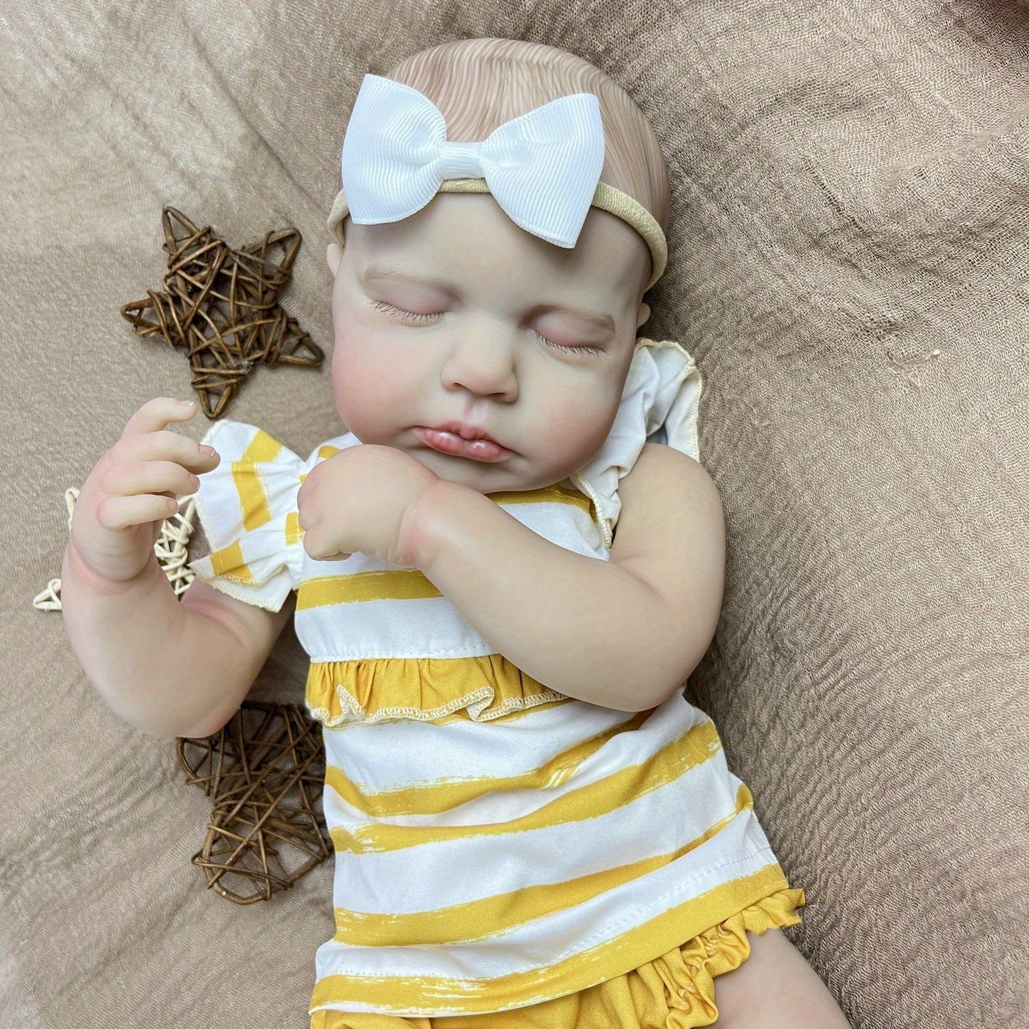 Bébé reborn Loulou de 50cm (20 pouces) peau 3D yeux fermés vêtue de vêtements à rayures jaunes