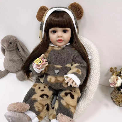 Bébé fille reborn aux cheveux longs et aux yeux ouverts de 55cm vêtue d'une combinaison en peluche - Betty
