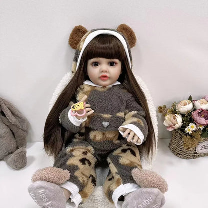Bébé fille reborn aux cheveux longs et aux yeux ouverts de 55cm vêtue d'une combinaison en peluche - Betty