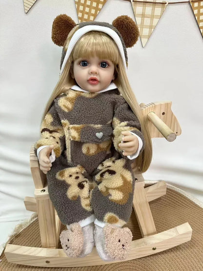 Bébé fille reborn aux cheveux longs et aux yeux ouverts de 55cm vêtue d'une combinaison en peluche - Betty