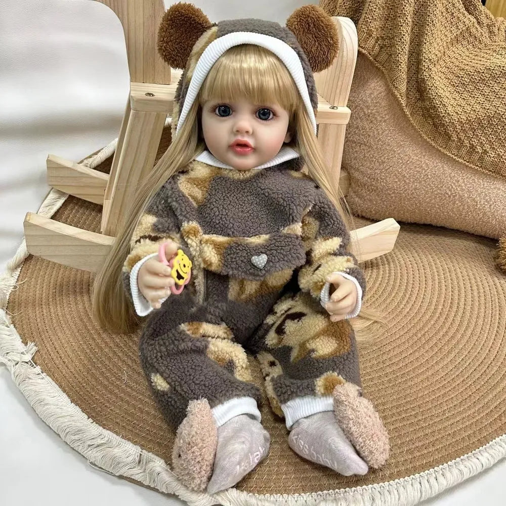 Bébé fille reborn aux cheveux longs et aux yeux ouverts de 55cm vêtue d'une combinaison en peluche - Betty