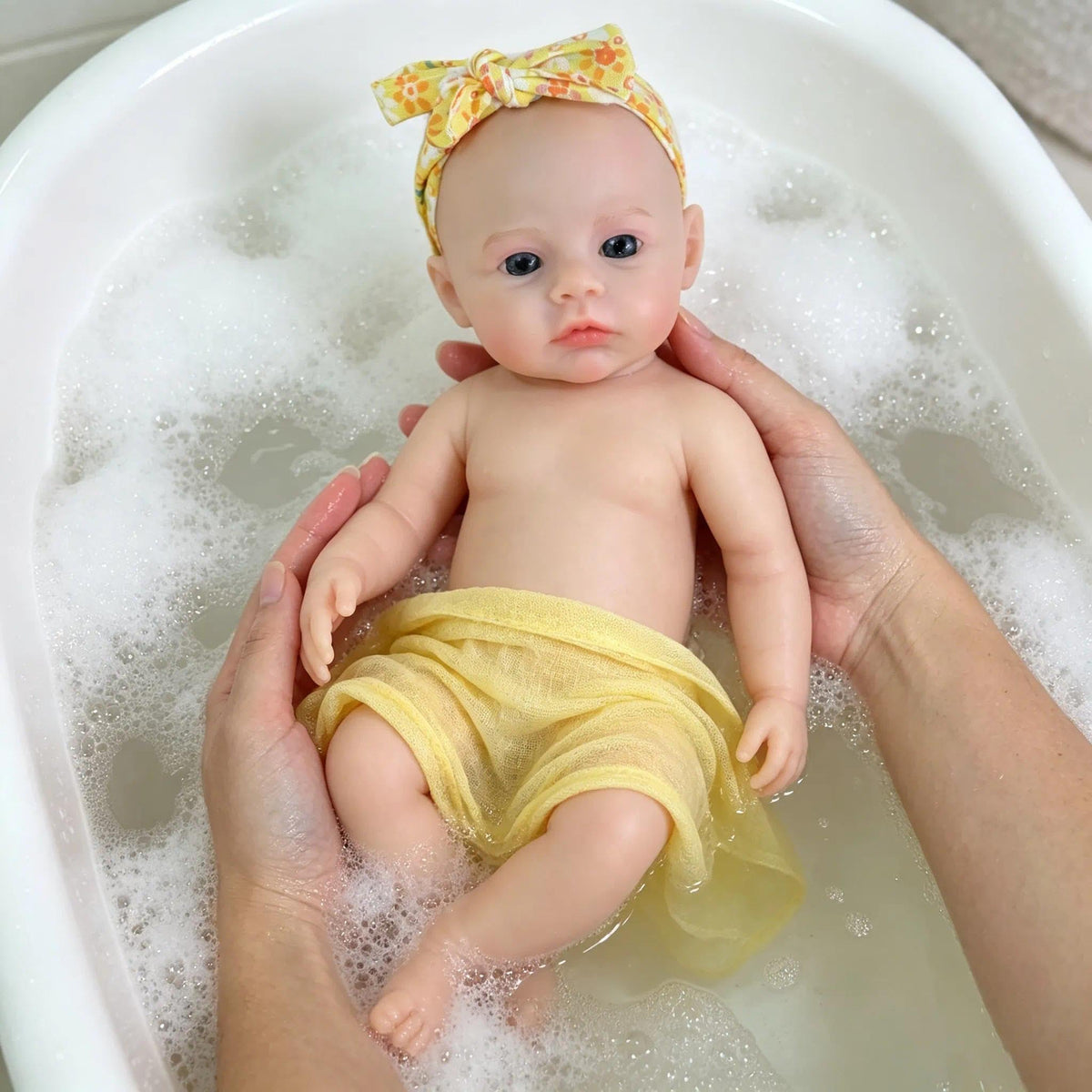 Bébé reborn de 30 cm en silicone souple fille vêtue d'une robe à fleurs jaunes