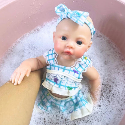 Bébé reborn fille de 30 cm en silicone vêtue d'une robe bleue à fleurs