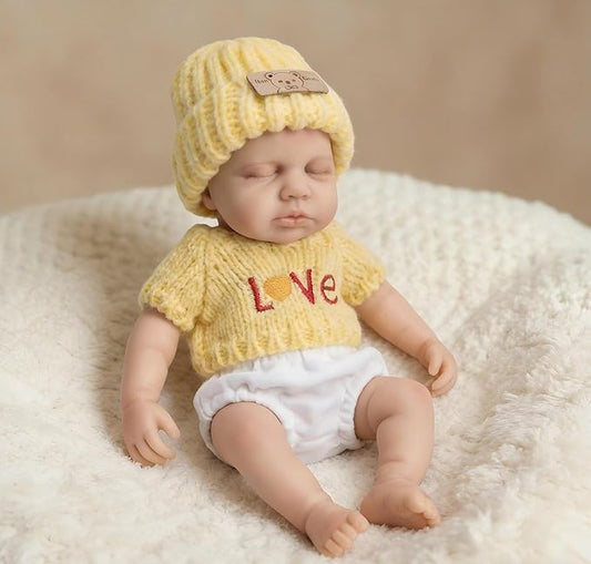 Bébé reborn Loulou fille de 20 cm en silicone intégral vêtue d'un pull jaune