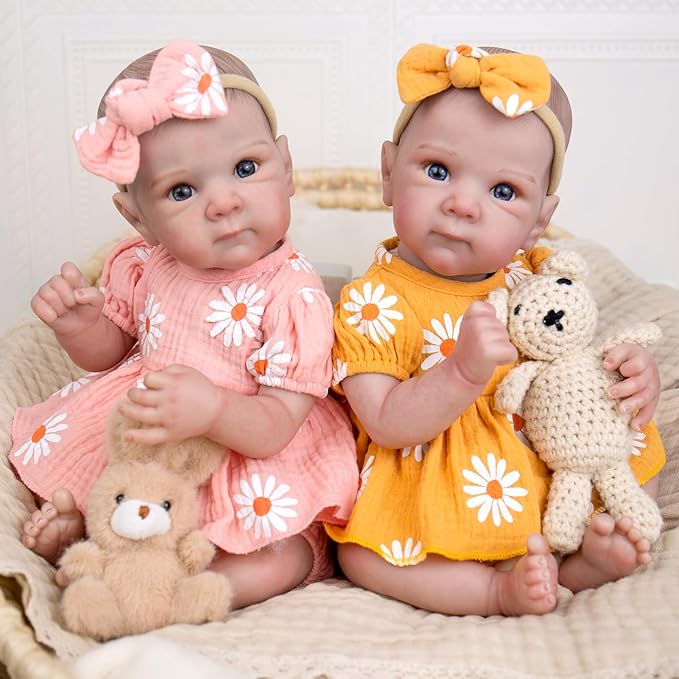 Poupée reborn jumelle de 48 cm yeux ouverts corps souple en body marguerite - Bettie