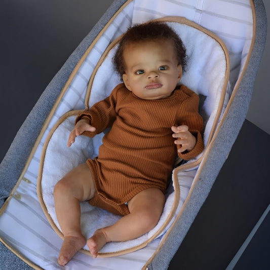 Poupée Reborn de 20 pouces aux yeux ouverts peau foncée cheveux bouclés vêtements marron - Lanny